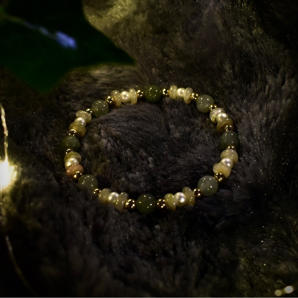 Jade, pearl, gold, and shell beaded bracelet 💚